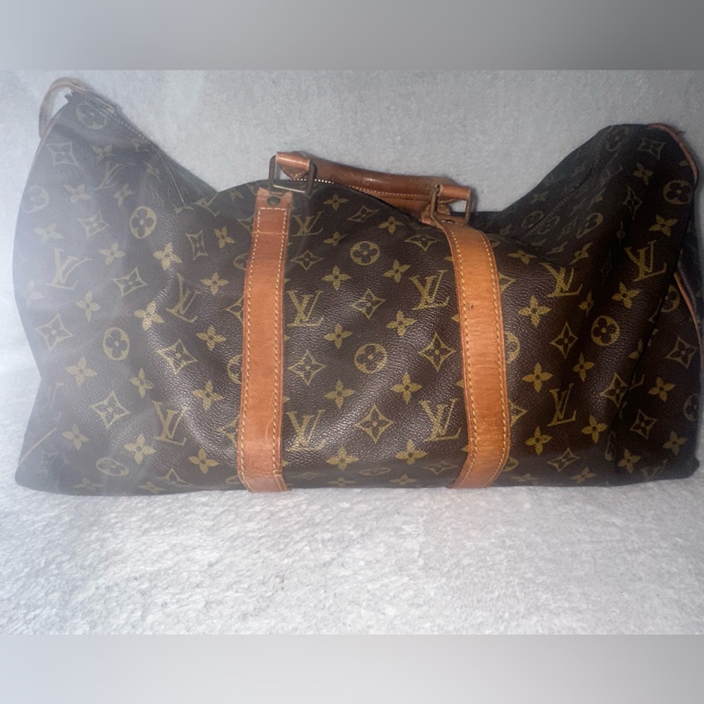 AUTHENTIC LOUIS VUITTON TRAVEL BAG.